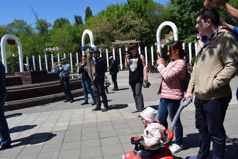 В ДАГЕСТАНЕ РОСГВАРДЕЙЦЫ ПРОВЕЛИ ФЛЕШМОБ, ПОСВЯЩЕННЫЙ ДНЮ ПОБЕДЫ