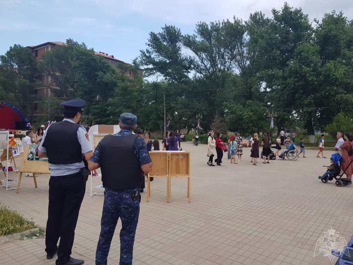 В ДАГЕСТАНЕ В ДЕНЬ РОССИИ РОСГВАРДЕЙЦЫ ОБЕСПЕЧИЛИ ПРАВОПОРЯДОК ВО ВРЕМЯ НАРОДНЫХ ГУЛЯНИЙ