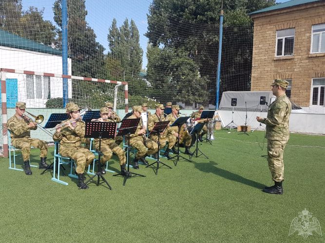 Военнослужащие Росгвардии поздравили дагестанских учителей с профессиональным праздником