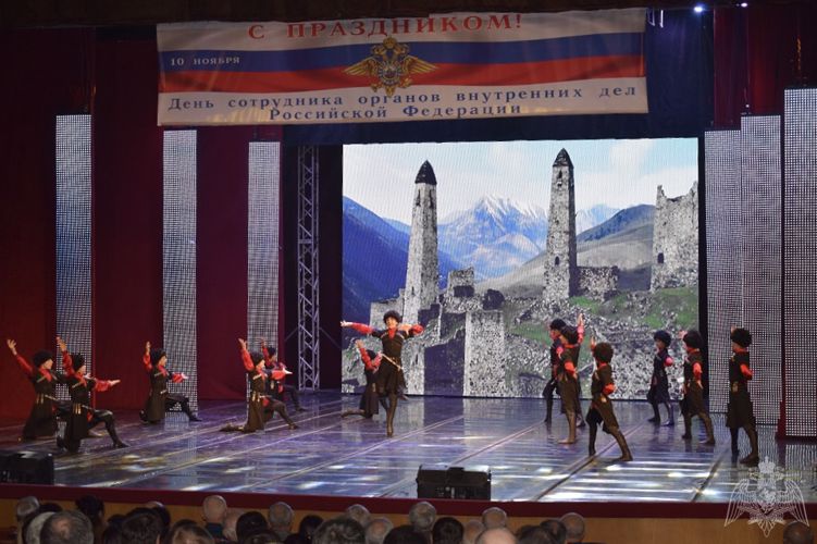 Дагестанские росгвардейцы посетили праздничный концерт ко Дню сотрудников органов внутренних дел