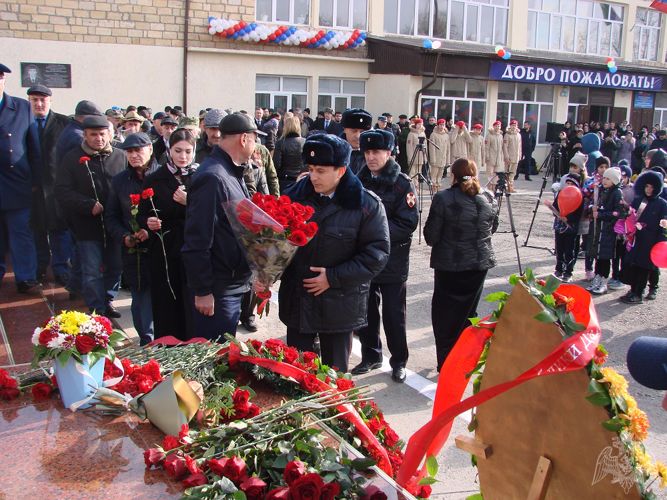 В Дагестане открыли памятник Герою России Магомеду Нурбагандову