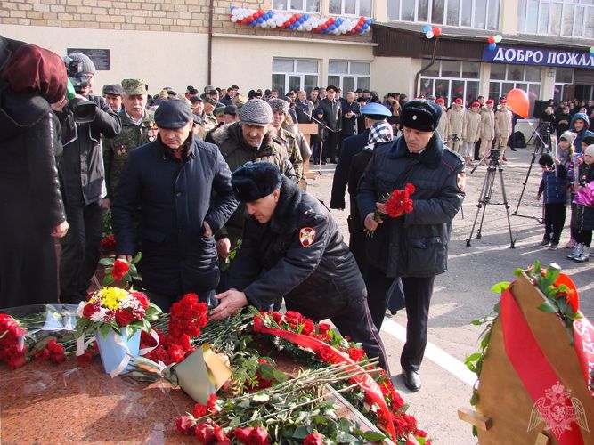 В Дагестане открыли памятник Герою России Магомеду Нурбагандову