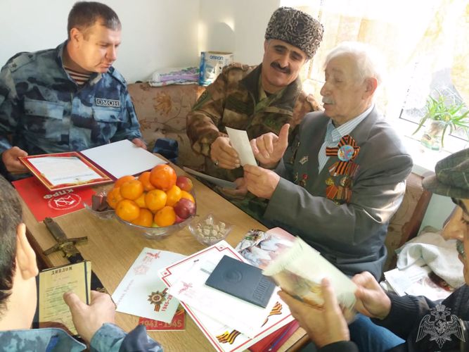  В Дагестане сотрудники транспортного ОМОН поздравили с Новым годом ветерана войны
