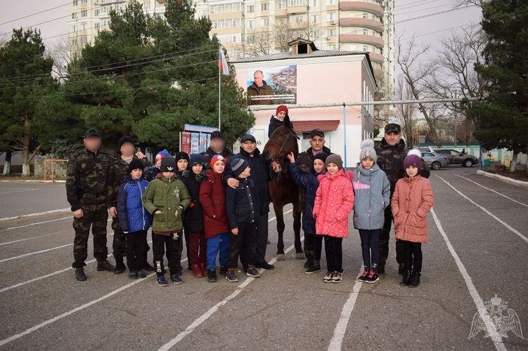 Сотрудники дагестанского СОБР исполнили мечту детей-сирот