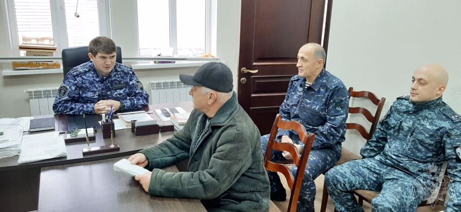 Росгвардейцы в Дагестане оказали помощь коллеге, пострадавшему при пожаре