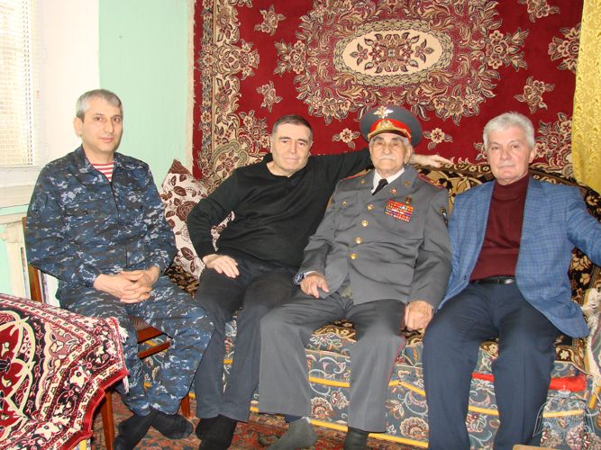В Дагестане Росгвардия поздравила с Днем защитника Отечества ветеранов войны