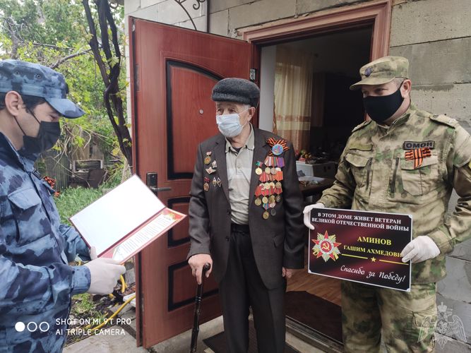 Сотрудники дагестанского ОМОН поздравили труженика тыла с Днем Победы