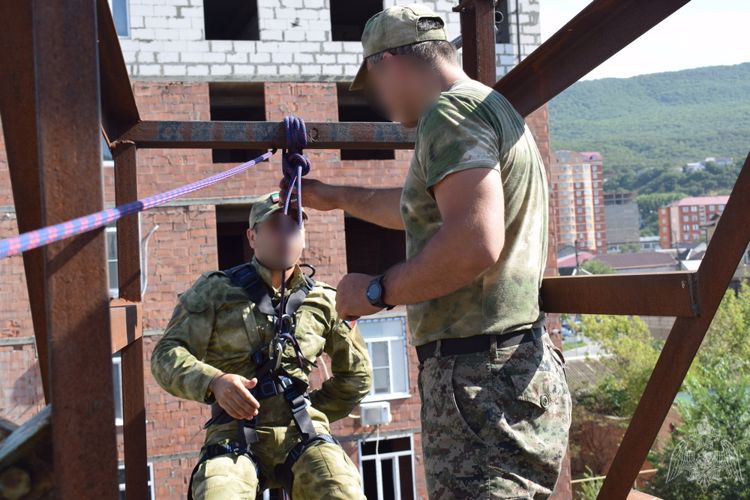 В Дагестане росгвардейцы проходят высотную подготовку