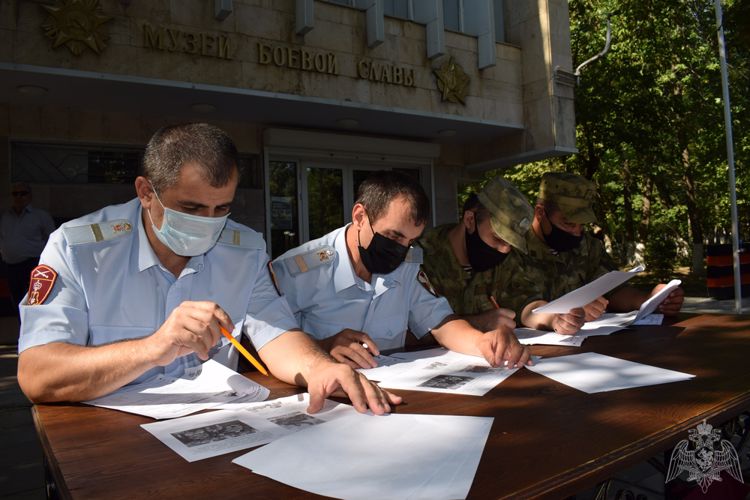 Росгвардейцы Дагестана написали Диктант Победы