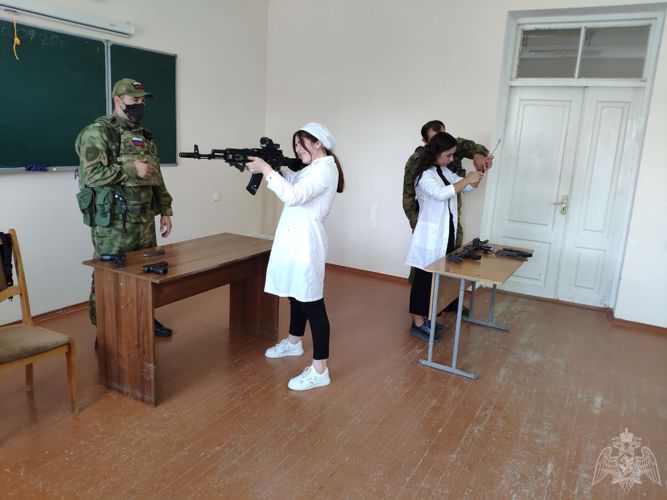 В Дагестане росгвардейцы встретились со студентами подшефного колледжа