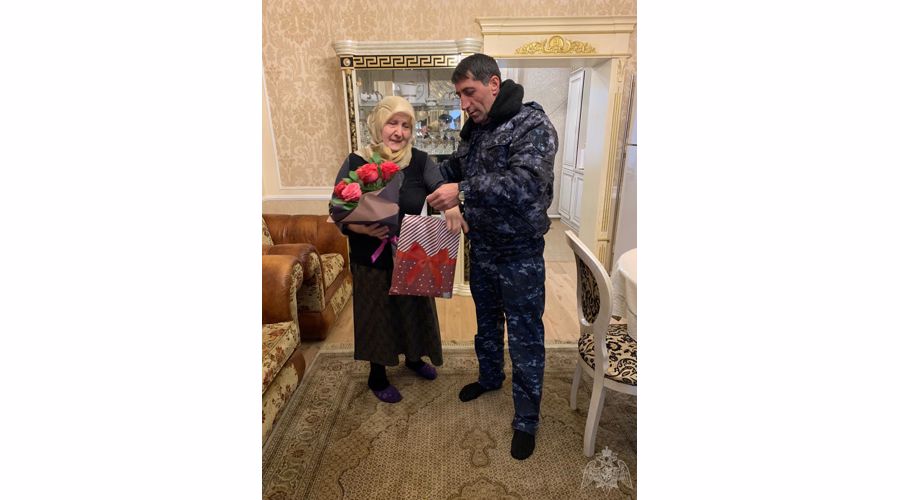 В Дагестане росгвардейцы поздравили матерей и вдов погибших сослуживцев с Днем матери