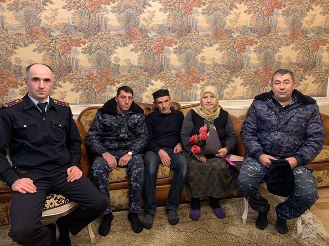 В Дагестане росгвардейцы поздравили матерей и вдов погибших сослуживцев с Днем матери