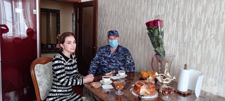 В Дагестане росгвардейцы поздравили матерей и вдов погибших сослуживцев с Днем матери