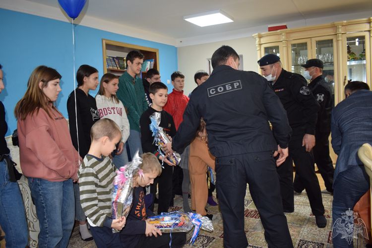 Сотрудники дагестанского СОБР поздравили детей-сирот с Новым годом