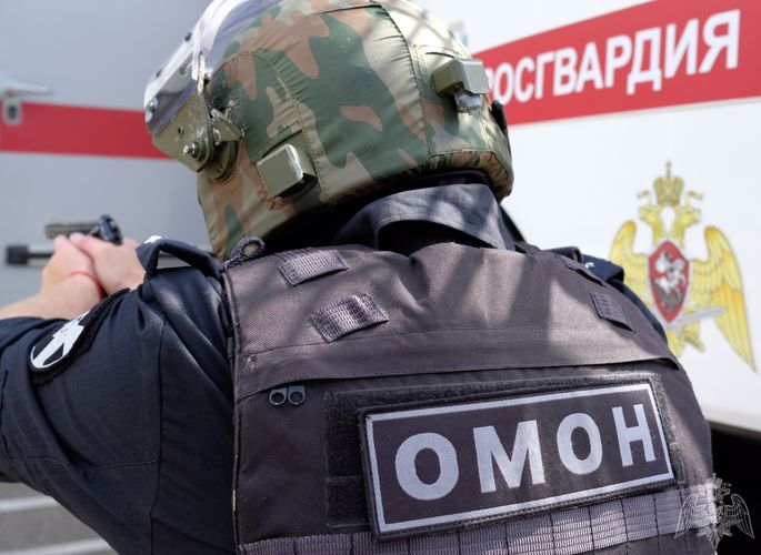 В Дагестане бойцы транспортного ОМОН  изъяли оружие у местного жителя