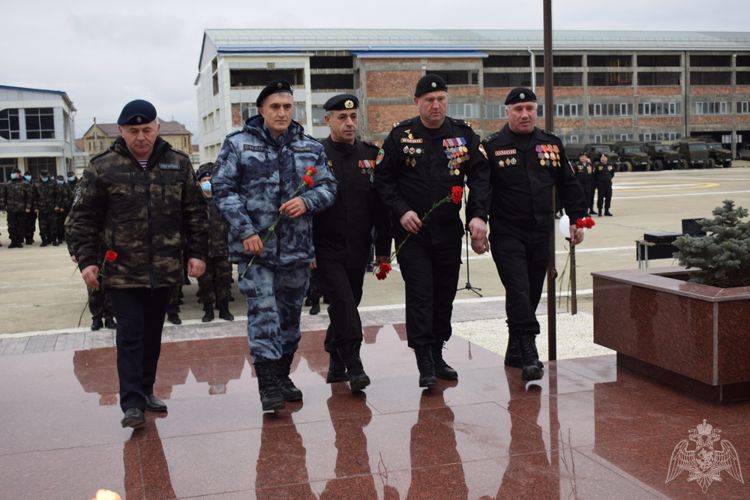 В Дагестане росгвардейцы почтили память боевых товарищей, погибших во время кизлярских и первомайских событий 1996 года