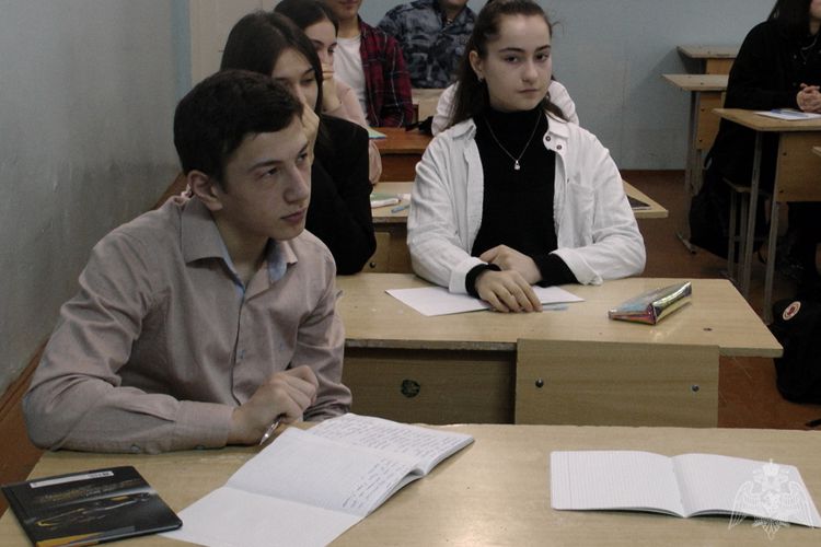 Росгвардейцы провели для дагестанских школьников Урок мужества, приуроченный к 78-й годовщине победы в Сталинградской битве