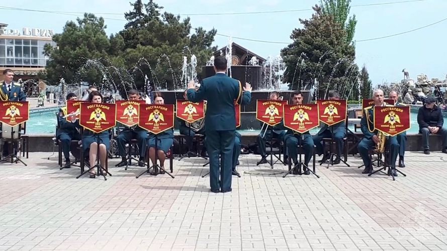 В Каспийске в честь майских праздников состоялся концерт военного оркестра Росгвардии