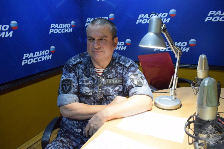 В эфире дагестанского радио офицер Росгвардии рассказал о работе тылового подразделения