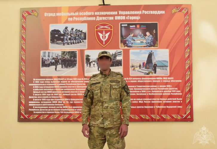 Боец ОМОН Росгвардии в Дагестане спас из огня пожилого мужчину