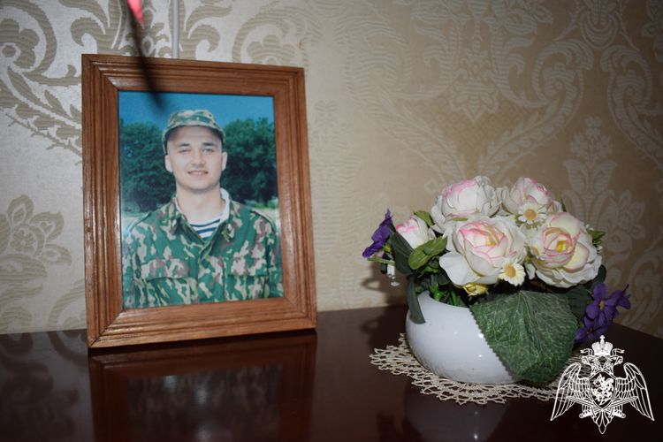 В День матери росгвардейцы Дагестана поздравили маму кавалера ордена Мужества Марата Молчанова 