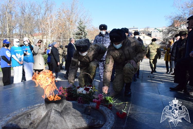 В Дагестане росгвардейцы почтили память Неизвестного солдата