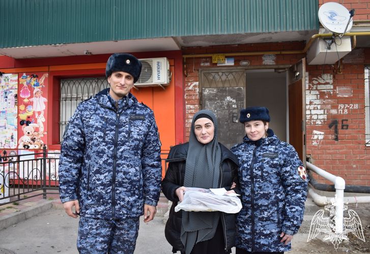 В Дагестане росгвардейцы поздравили с Новым годом семьи погибших сослуживцев и детей с ограниченными возможностями здоровья 