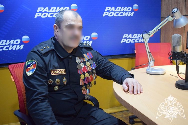 Сотрудник Росгвардии в эфире дагестанского радио рассказал о своем боевом пути 