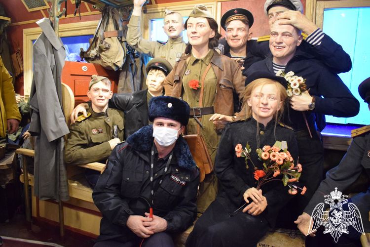 В Дагестане росгвардейцы посетили «Поезд Победы»