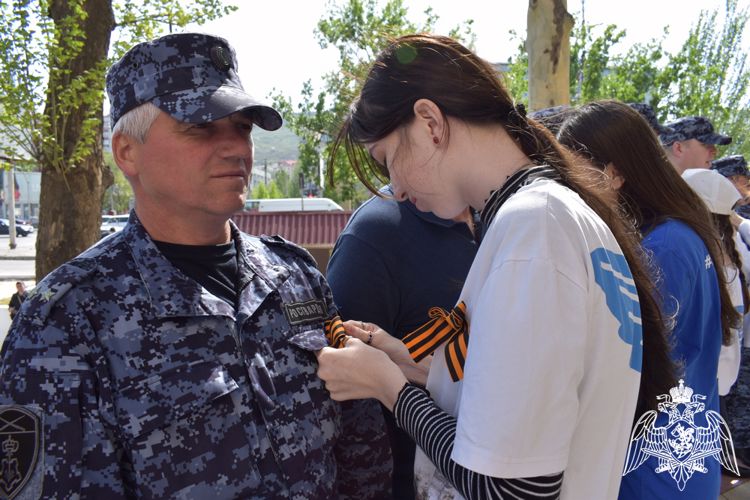 В Дагестане росгвардейцы поддержали акцию «Георгиевская ленточка»