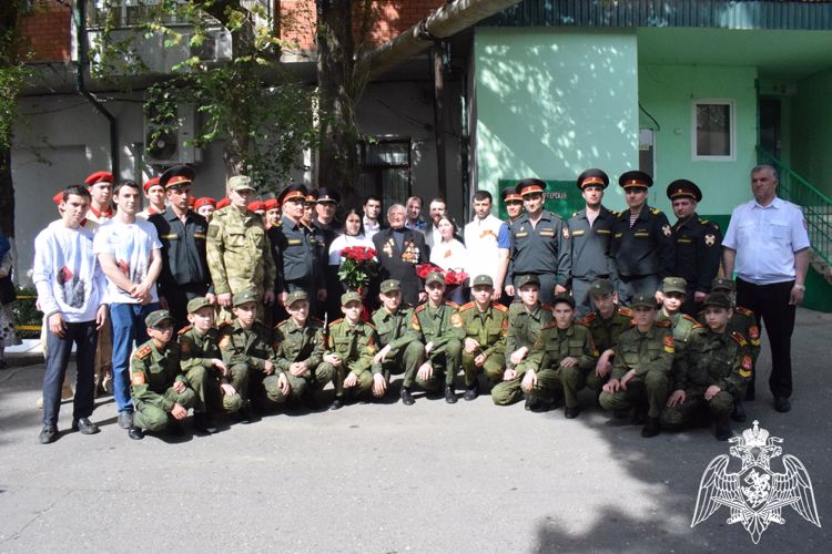 Росгвардейцы Дагестана поддержали акцию «Парад у дома ветерана»