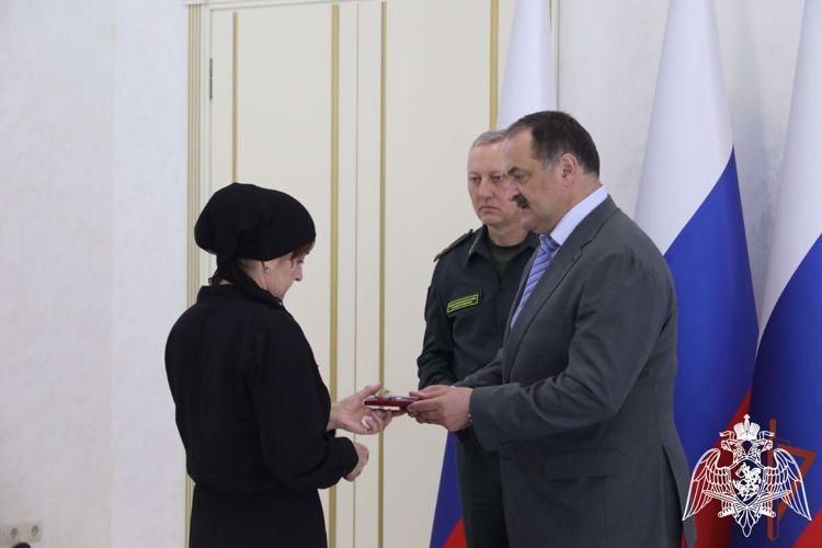 Награды погибших при исполнении воинского долга росгвардейцев передали их семьям в Дагестане
