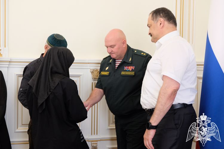 Семьям погибших росгвардейцев из Дагестана передали ордена Мужества