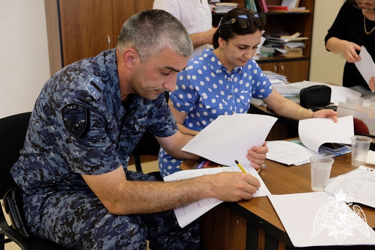 В Дагестане росгвардейцы проверяют безопасность школ перед новым учебным годом