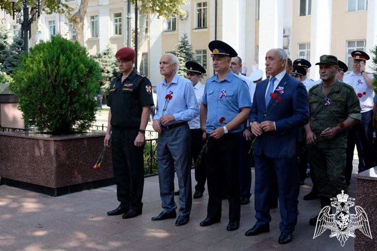 В Дагестане росгвардейцы почтили память коллег, погибших при исполнении служебного долга