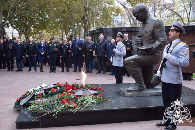 В Дагестане росгвардейцы почтили память коллег, погибших при исполнении служебных обязанностей