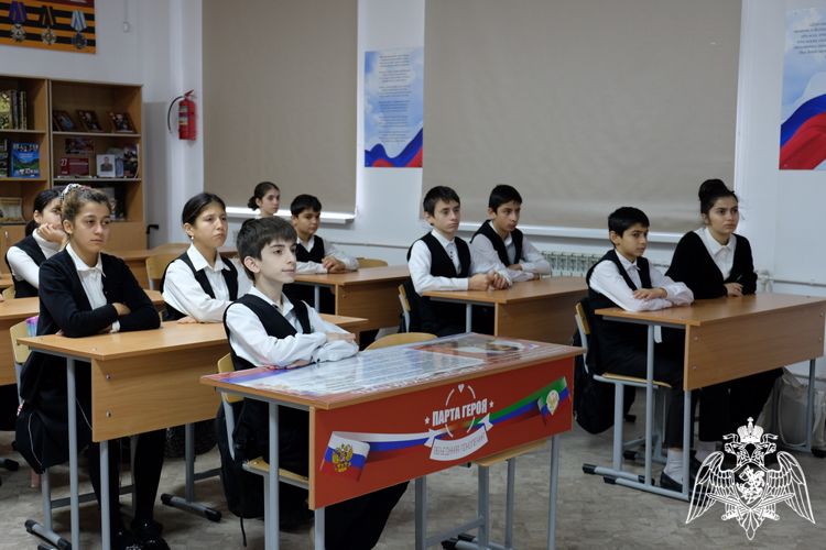 В Дагестане росгвардейцы провели  для учащихся ведомственных профильных классов тематические уроки ко Дню Конституции