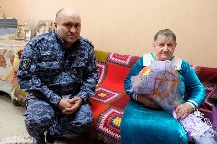 В Дагестане росгвардейцы навестили блокадницу Ленинграда