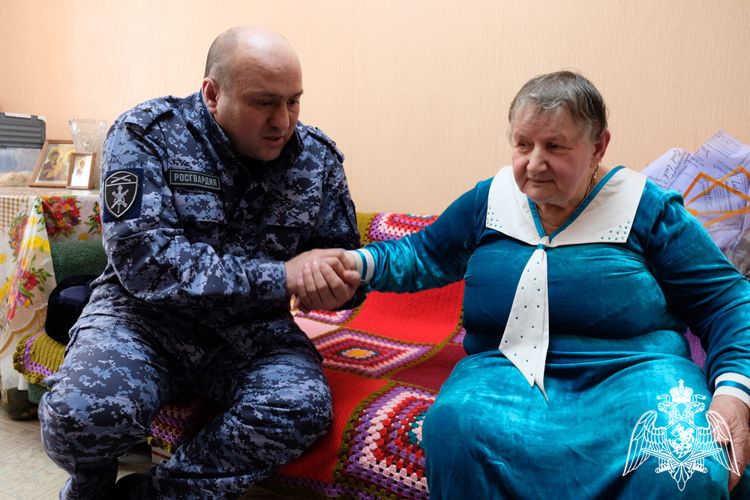 В Дагестане росгвардейцы навестили блокадницу Ленинграда