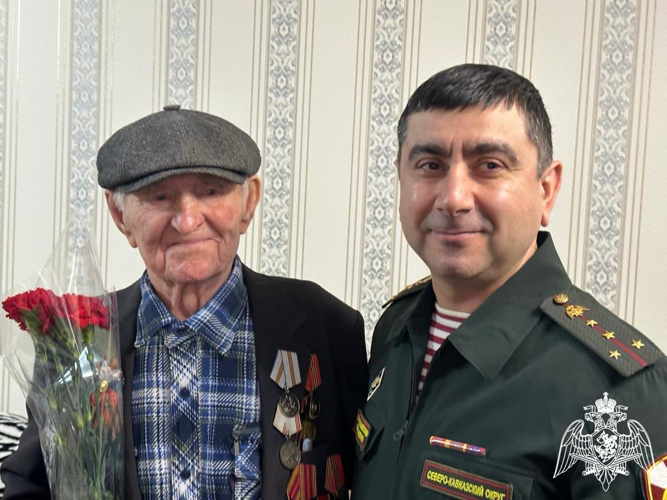 В Кизляре росгвардейцы поздравили ветеранов Великой Отечественной войны с Днем защитника Отечества