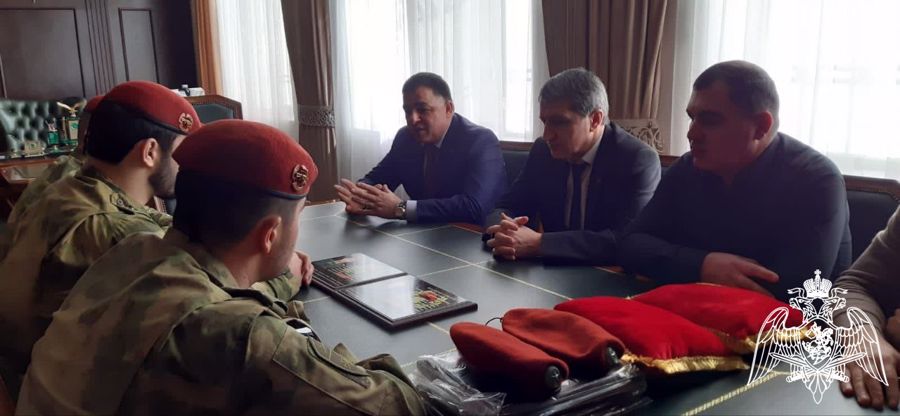 Родителям погибших росгвардейцев передали краповые береты в Дагестане