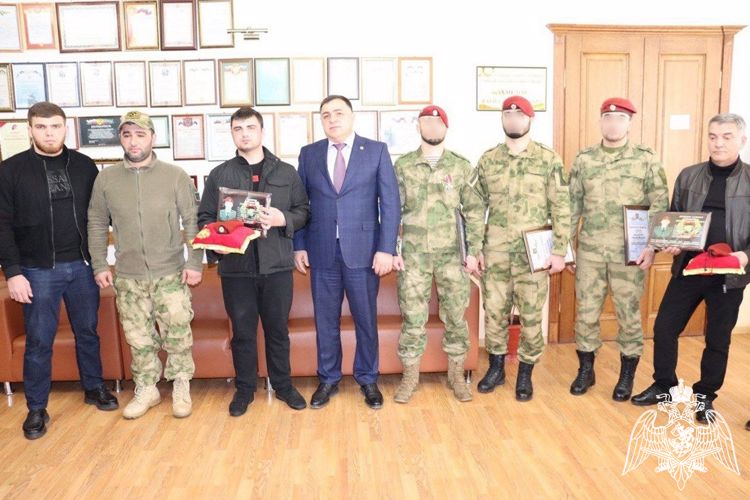 Родителям погибших росгвардейцев передали краповые береты в Дагестане