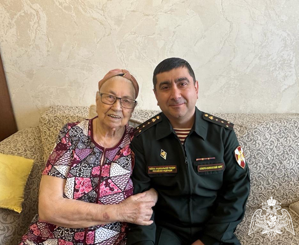 В Кизляре росгвардейцы поздравили ветеранов Великой Отечественной войны с Днем защитника Отечества