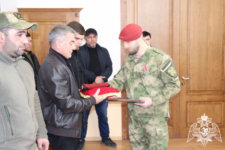 Родителям погибших росгвардейцев передали краповые береты в Дагестане