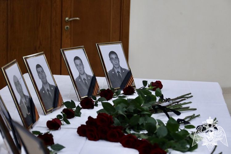 Ордена Мужества погибших росгвардейцев передали их родным в Дагестане 