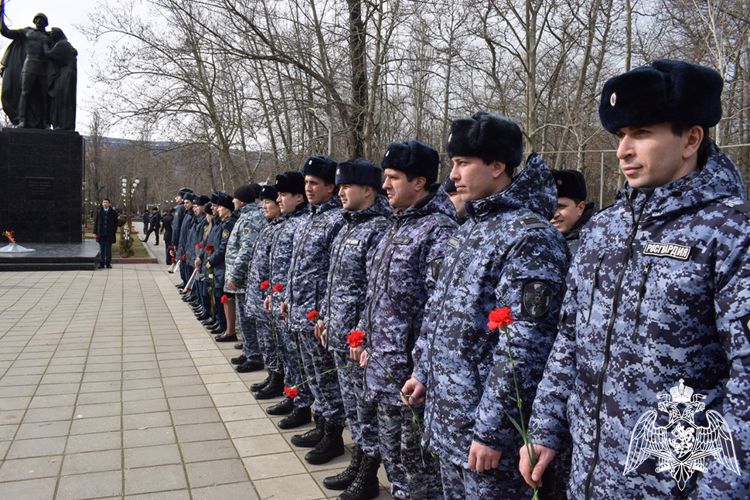 Росгвардейцы в Дагестане почтили память павших защитников Отечества 