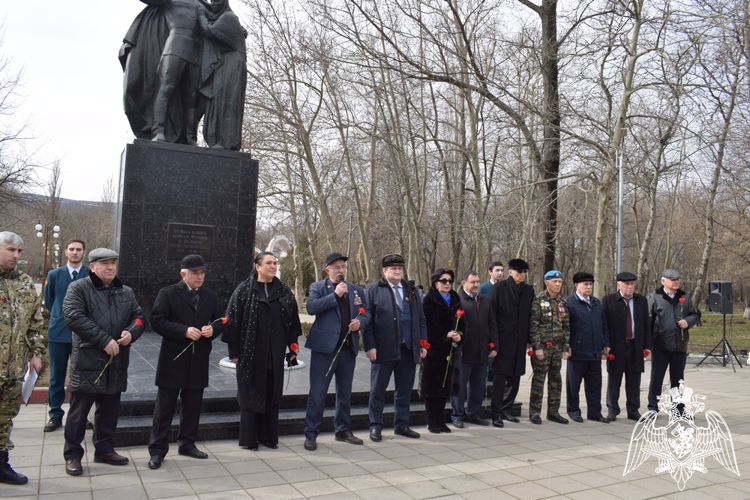 Росгвардейцы в Дагестане почтили память павших защитников Отечества 