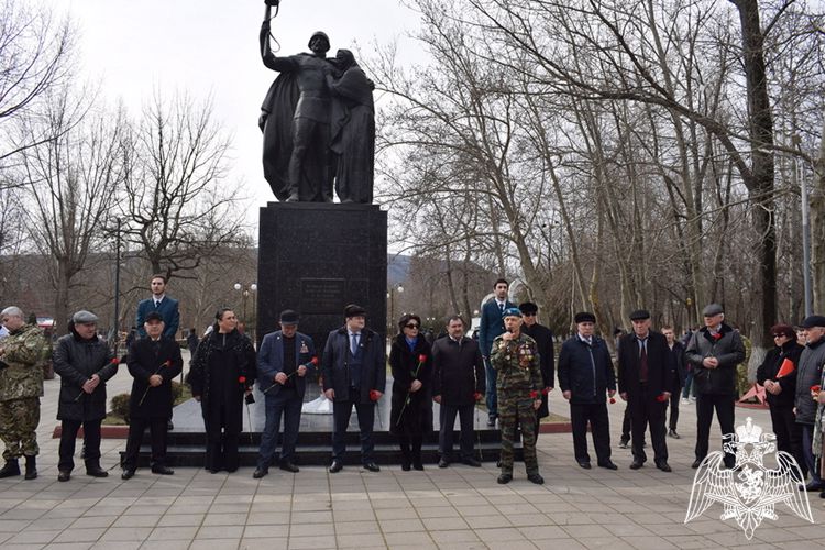 Росгвардейцы в Дагестане почтили память павших защитников Отечества 