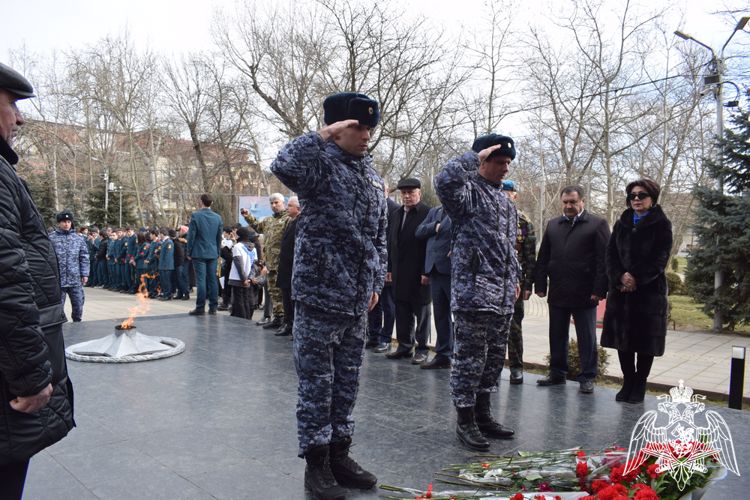 Росгвардейцы в Дагестане почтили память павших защитников Отечества 