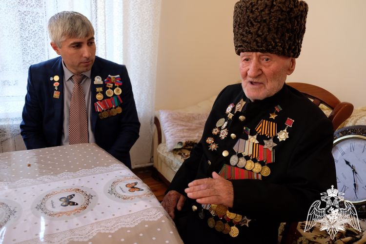 Росгвардейцы навестили участника Сталинградской битвы в Дагестане